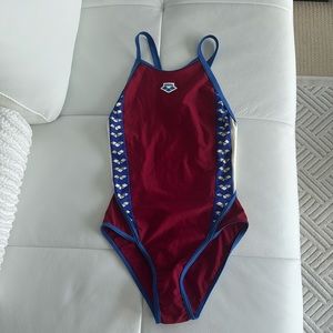 Twice used- arena Women’s Icons Panel Fast Back One Piece Swimsuit